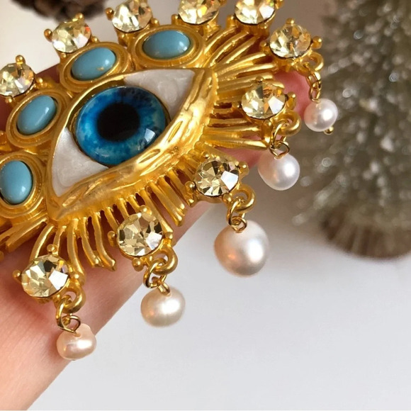 Hemlock Pearl Baroque Embellished Blue Eyes Brooch - Picture 5 of 15
